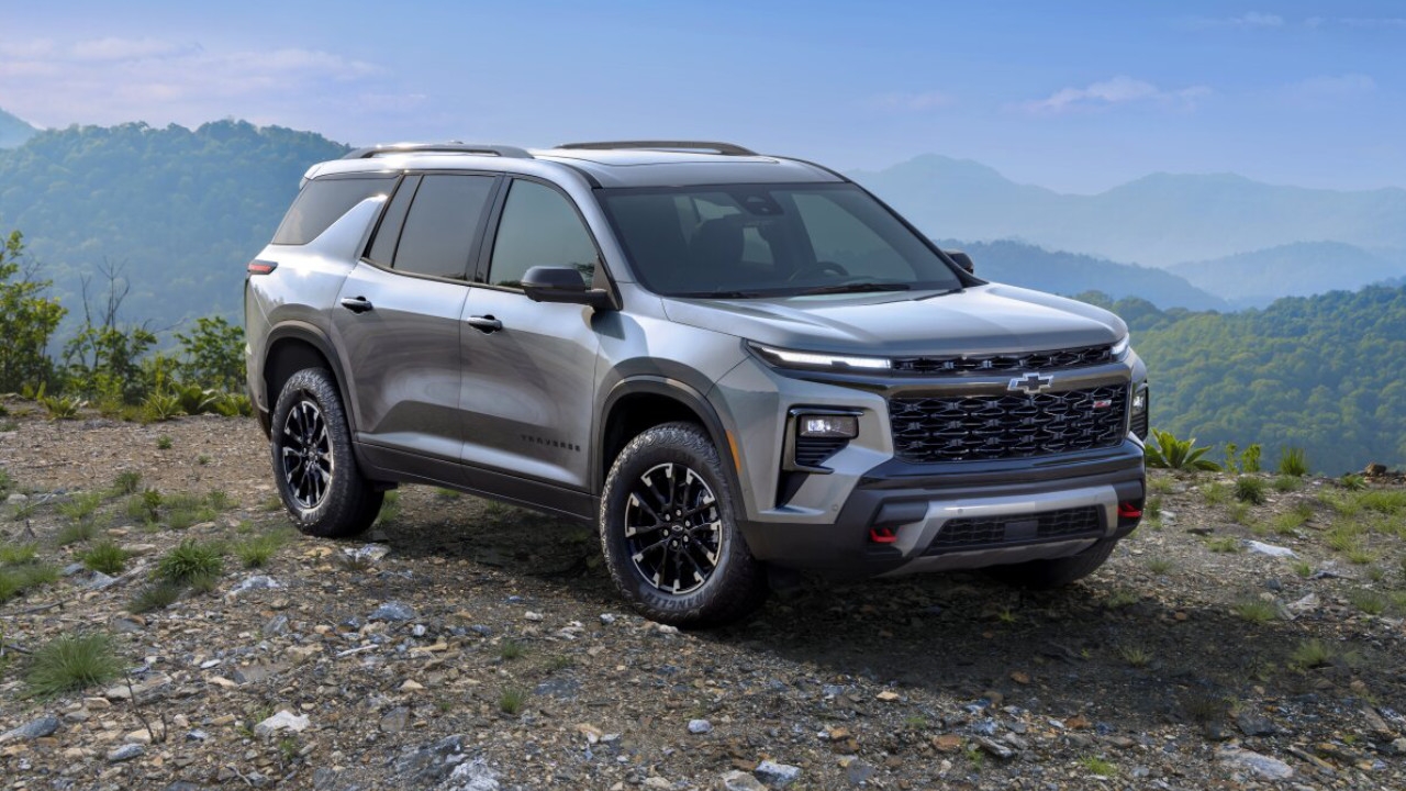 vue latérale avant d'une Chevrolet Traverse 2024