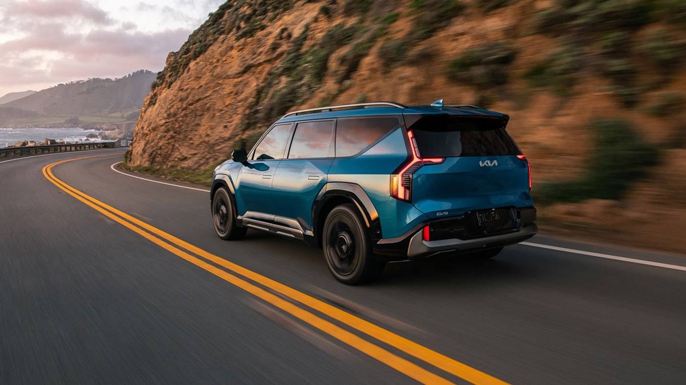 Vue arrière de la Kia EV9 2025 sur route en pleine puissance