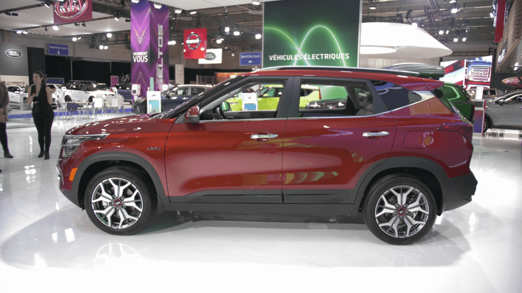 Kia Seltos rouge vu de profil