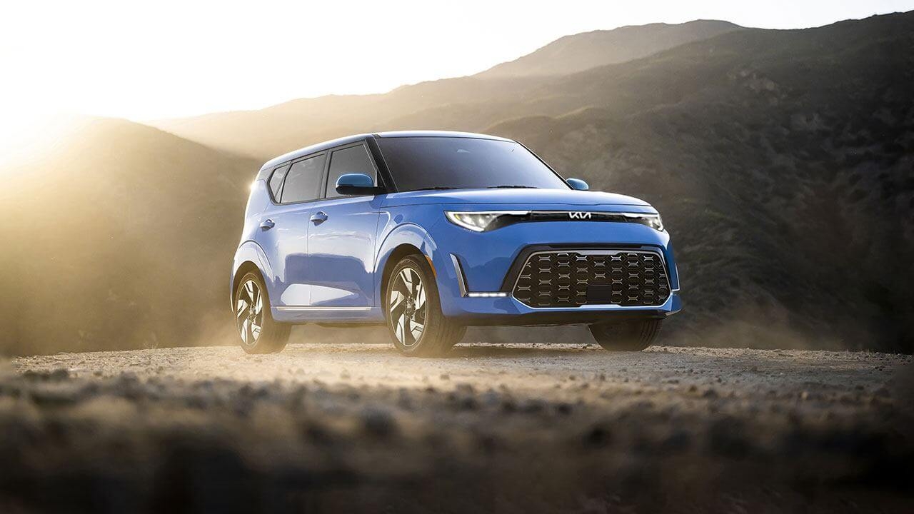 Vue 3/4 avant du Kia Soul 2025 à l'extérieur.