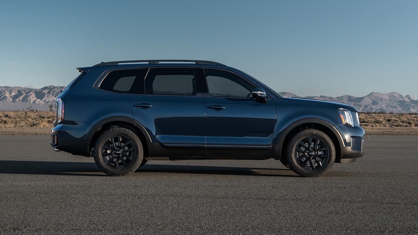 Vue latérale du Kia Telluride 2024 à l'extérieur.