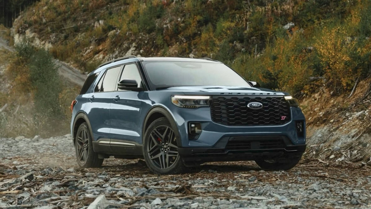 vue latérale avant d'un Ford Explorer 2025