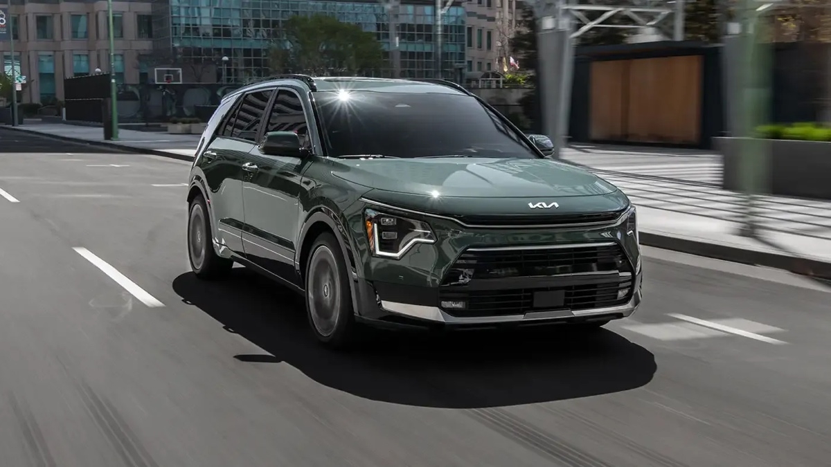 Kia Niro HEV 2025 en mouvement sur une rue urbaine.