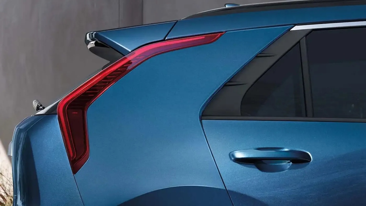 Feu arrière vertical distinctif du Kia Niro 2025 en bleu.