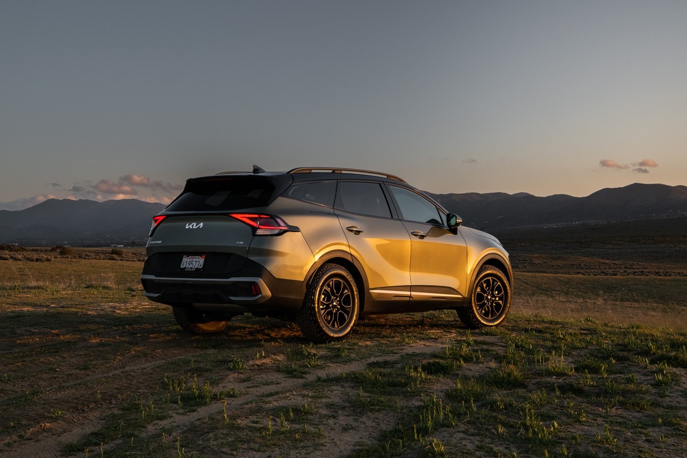 Vue 3/4 arrière du Kia Sportage 2025 à l'extérieur.