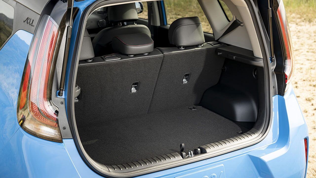 Le coffre ouvert du Kia Soul 2025.