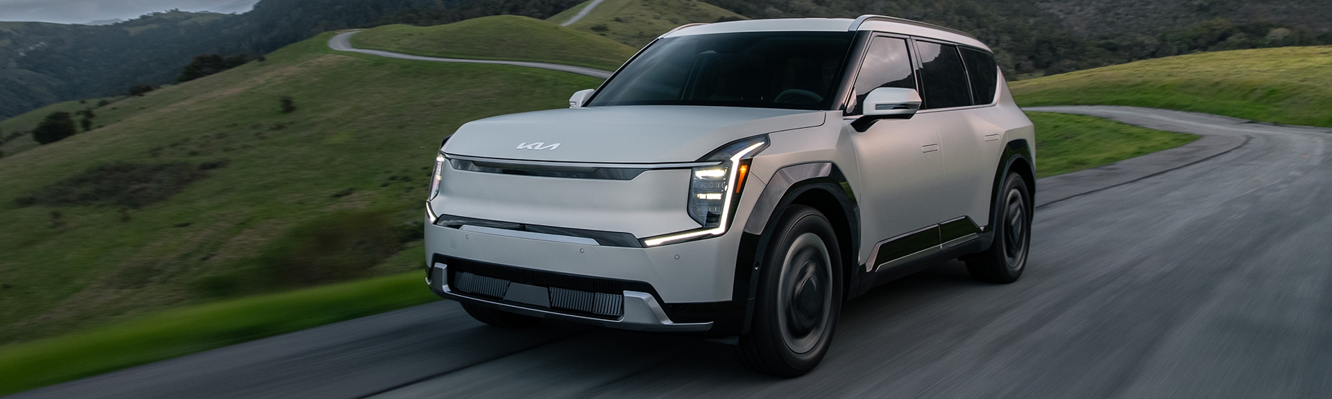 KIA-EV9 2025 sur route de campagne