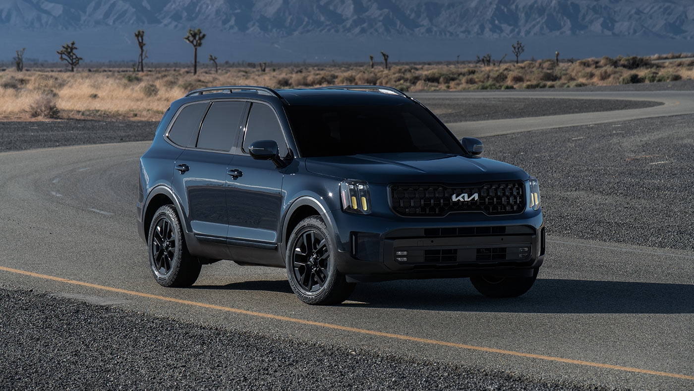 Vue 3/4 avant du Kia Telluride 2024 sur la route.