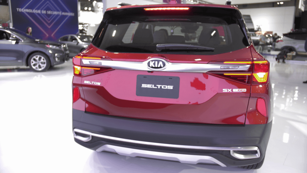 Kia Seltos rouge vu de derrière