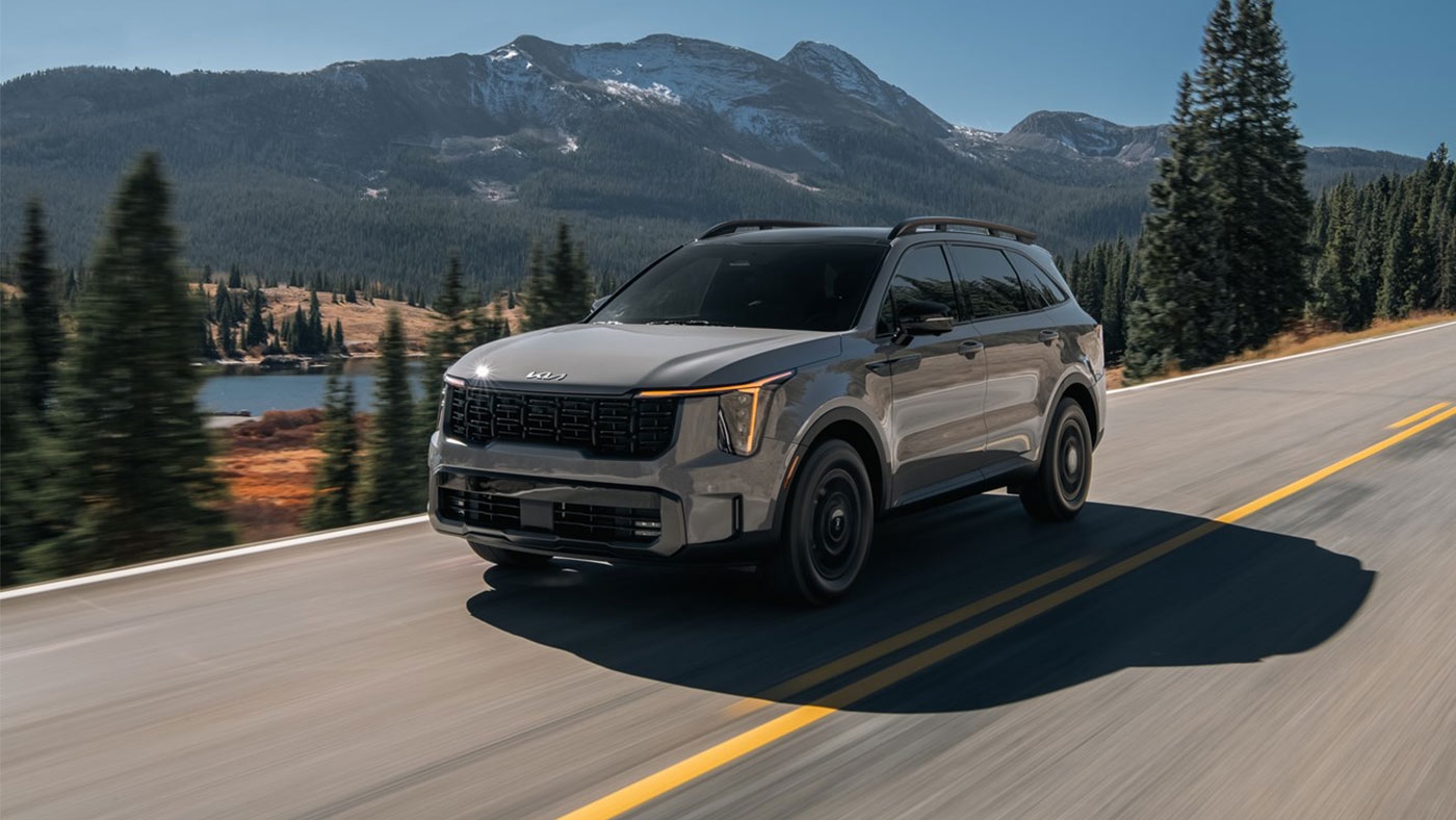Vue 3/4 avant du Kia Sorento 2025 sur la route.