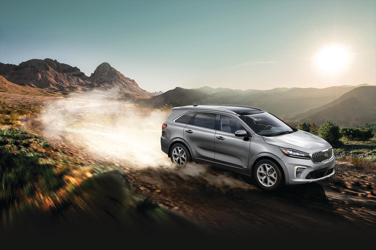 Kia Sorento 2020 gris sur route en montagne